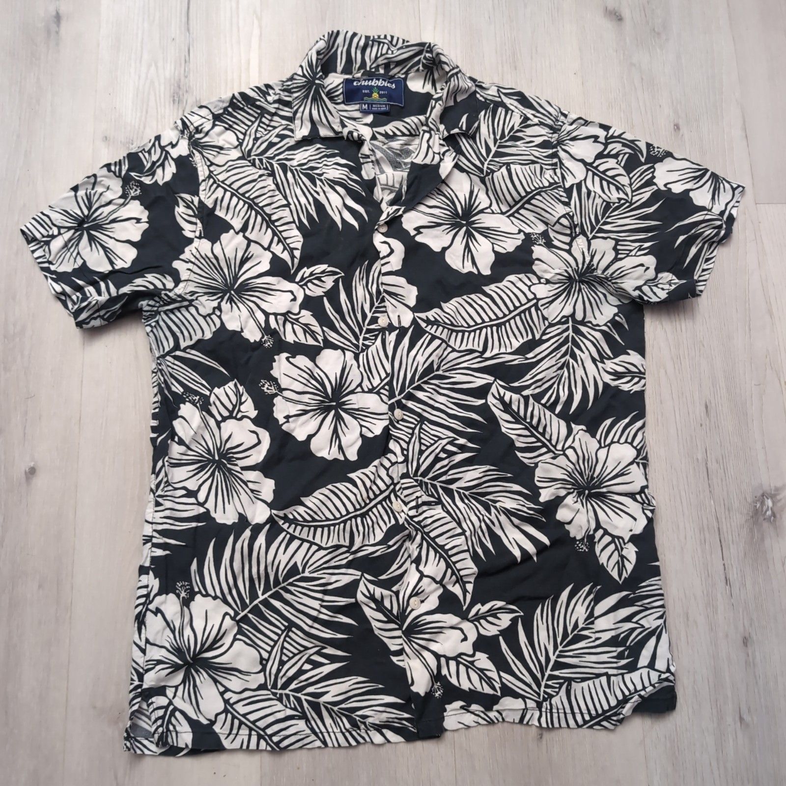 Chubbies Button Shirt Mens Medium Black White Hawaiian Tropical Beach Casual